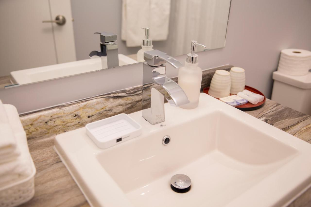 Downtown Whitehorse Deluxe 2 Bedroom Condo מראה חיצוני תמונה