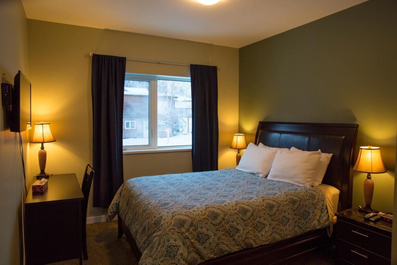 Downtown Whitehorse Deluxe 2 Bedroom Condo מראה חיצוני תמונה