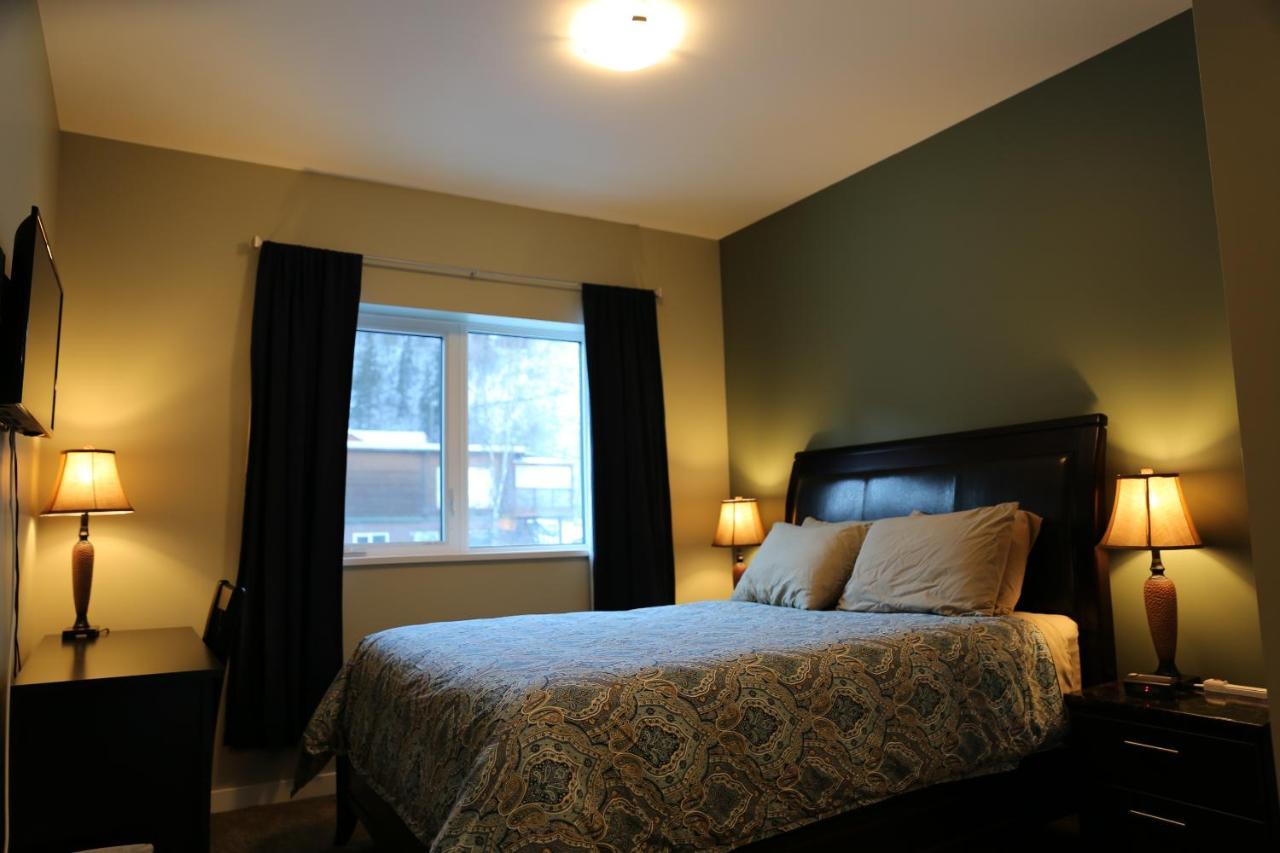 Downtown Whitehorse Deluxe 2 Bedroom Condo מראה חיצוני תמונה