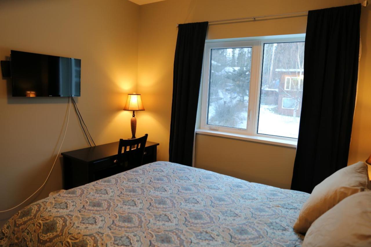 Downtown Whitehorse Deluxe 2 Bedroom Condo מראה חיצוני תמונה