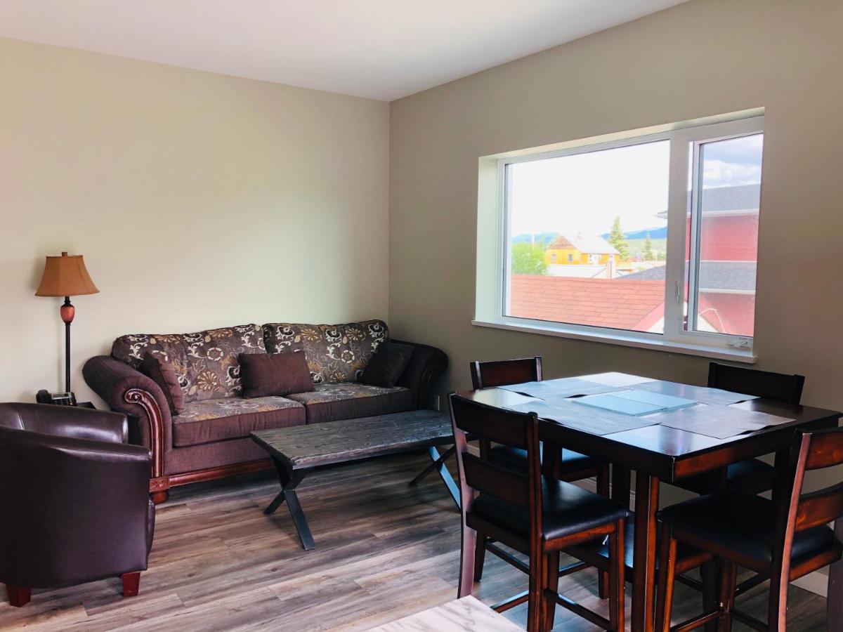 Downtown Whitehorse Deluxe 2 Bedroom Condo מראה חיצוני תמונה
