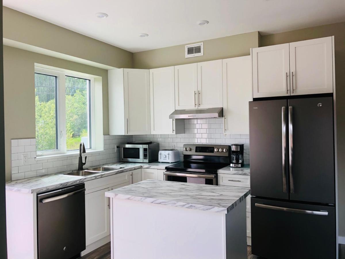Downtown Whitehorse Deluxe 2 Bedroom Condo מראה חיצוני תמונה