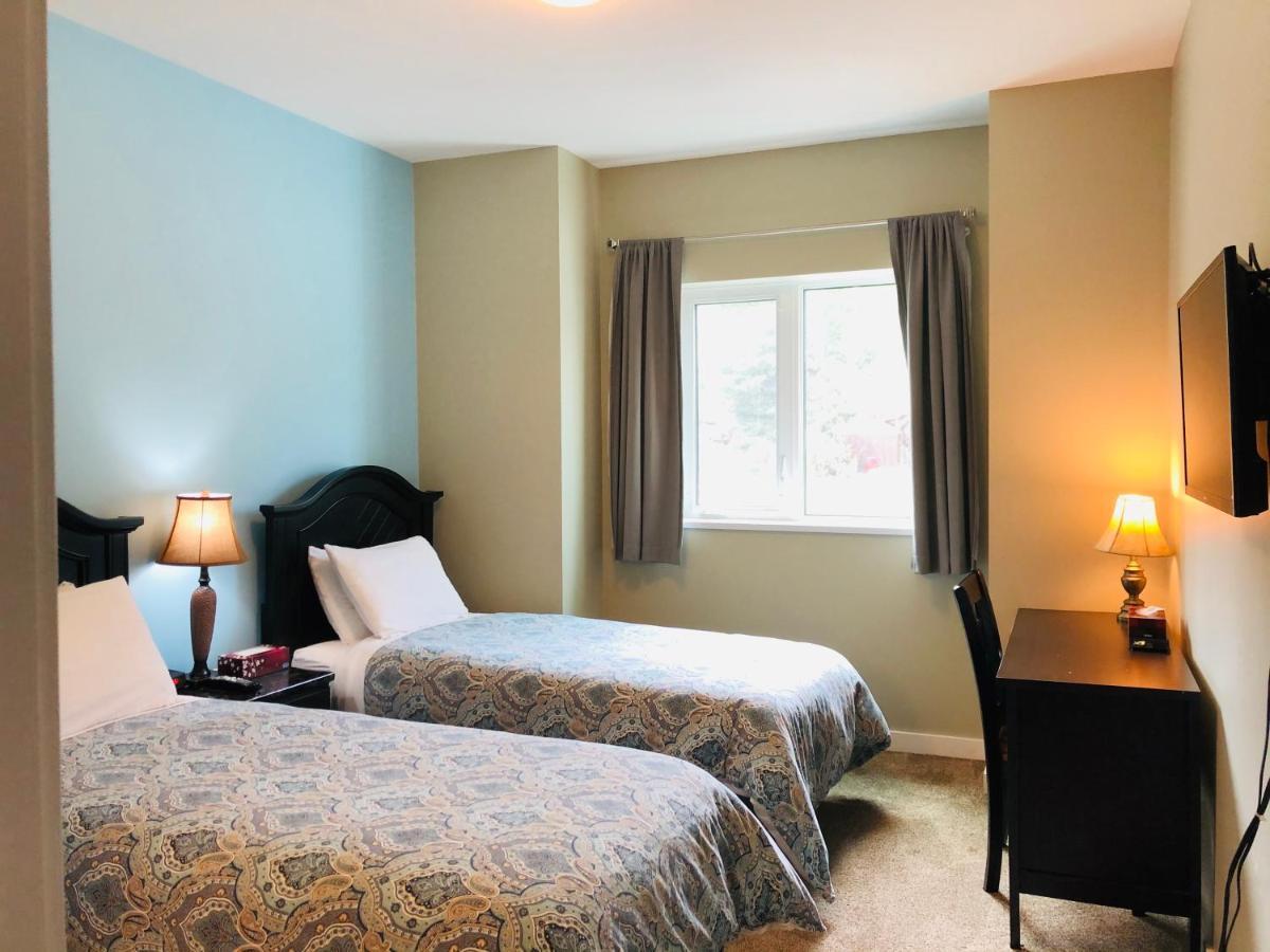 Downtown Whitehorse Deluxe 2 Bedroom Condo מראה חיצוני תמונה